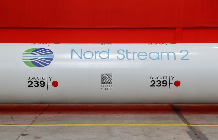 Le logo du projet de gazoduc Nord Stream 2 est vu sur un tuyau de grand diamètre à l'usine de laminage de tuyaux de Tcheliabinsk appartenant au groupe ChelPipe à Tcheliabinsk, en Russie, le 26 février 2020