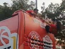Girona-verdediger redt clubfotografe die van feestbus dreigt te vallen en voorkomt drama