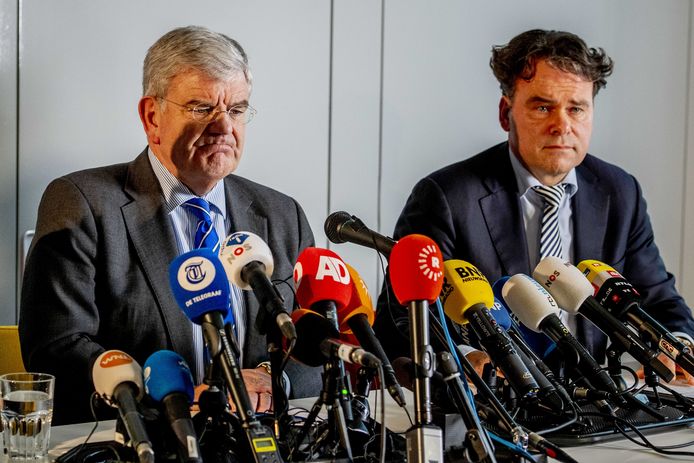 Burgemeester Jan van Zanen met hoofdofficier Rutger Jeuken van het Openbaar Ministerie (OM), na de tramaanslag vorig jaar.