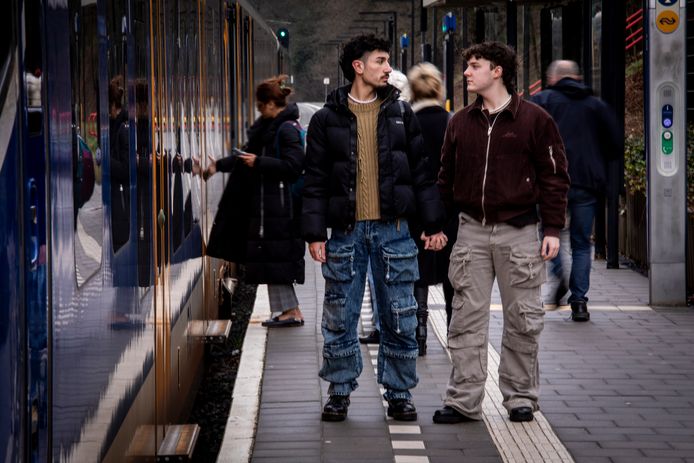 Justin Hermsen (rechts) uit Rhenen en zijn vriend Esad Demir zijn zondagavond in de trein naar Rhenen belaagd door een groep jongens.