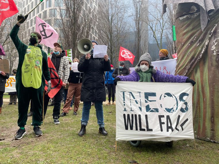 Activisten protesteerden tegen de uitbreidingsplannen van Ineos in Antwerpen in januari dit jaar.  Beeld BELGA