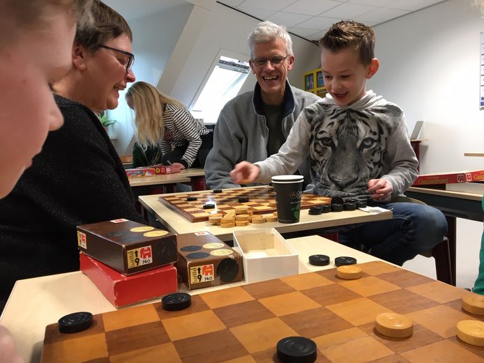 Manuel (groep 5) traint zijn eigen damvaardigheden én die van zijn opa en oma.