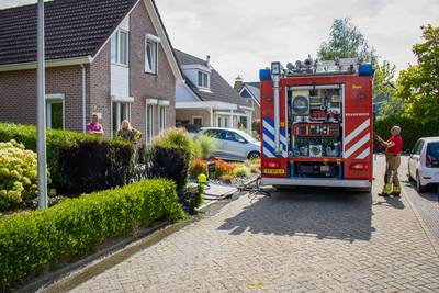 Onkruid verbranden gaat mis in Nieuw-Vossemeer: haag en tuinplanten vatten vlam bij woning