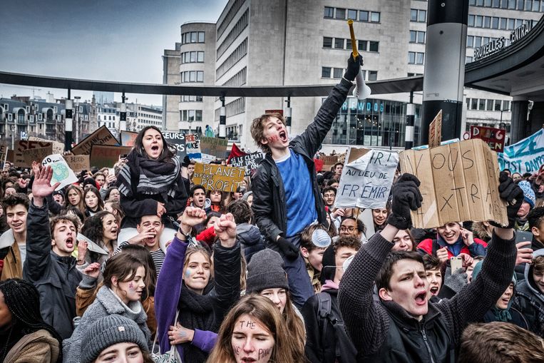 35.000 spijbelende jongeren trekken door Brussel om een ambitieuzer klimaatbeleid te eisen. Beeld Tim Dirven