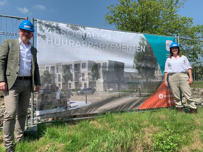 De bouw van 41 huurappartementen aan de Van Genkstraat in Etten-Leur is begonnen. Doeken rondom het bouwterrein schetsen vast een beeld van hoe het eindresultaat er volgend jaar uit moet zien.