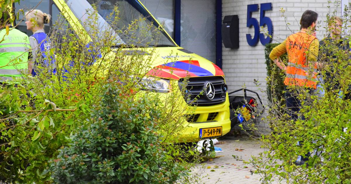 Bestuurder lesmotor zwaargewond door botsing in Ede, traumahelikopter landt.