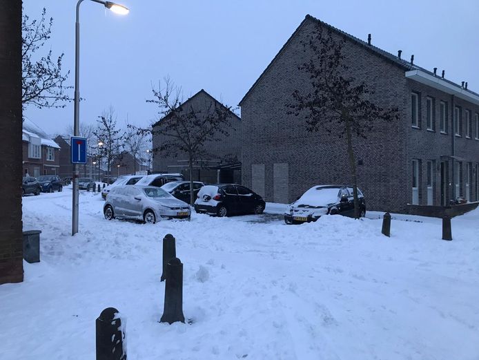 Een automobilist in Nijmegen heeft zijn auto laten staan nadat hij zich zondag had vastgereden in een berg sneeuw.