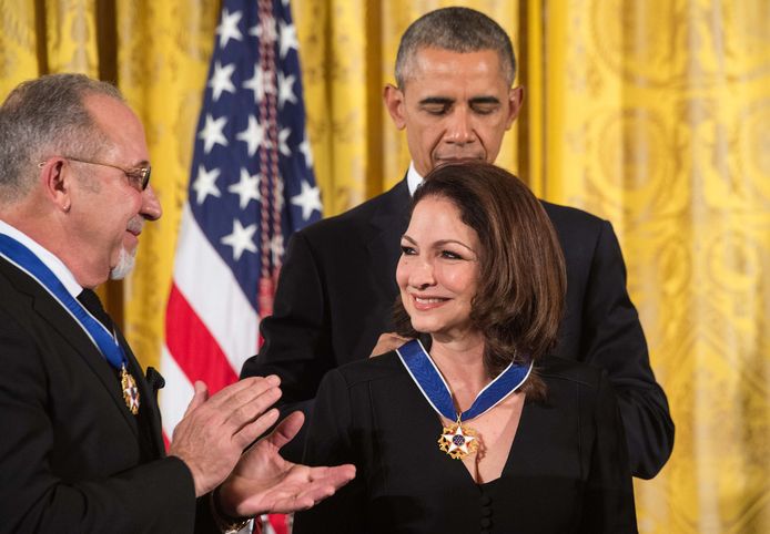 Obama geeft Gloria Estefan de Medal of Freedom.