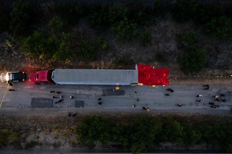 De truck met daarin de lichamen werd gisterenavond ontdekt. Beeld Getty Images via AFP
