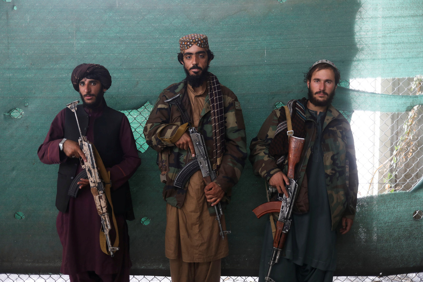 Foto ter illustratie. Talibanstrijders poseren.