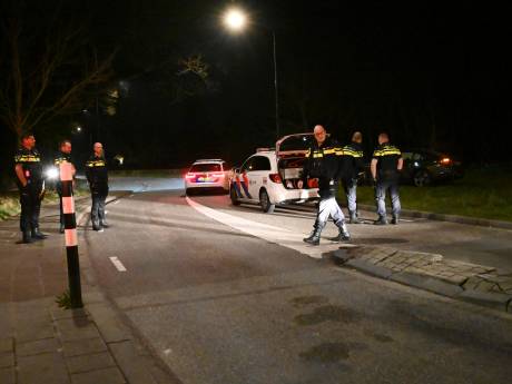 Automobilist rijdt rechtdoor het gras in bij snelwegoprit Breda, ondertussen passeert groep jongeren met gestolen verkeersbord