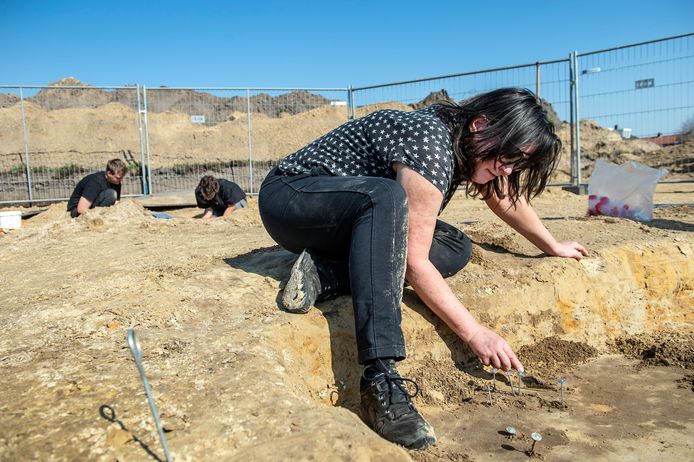 Verslaggever Kim Spanjers helpt een dagje mee met de opgravingen in Hilvarenbeek. De spijkers geven plekken aan waar eerder al kraaltjes zijn gevonden.