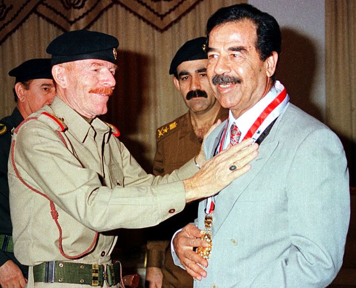 Ezzat Ibrahim Al-Douri (links) met dictator Saddam Hoessein.