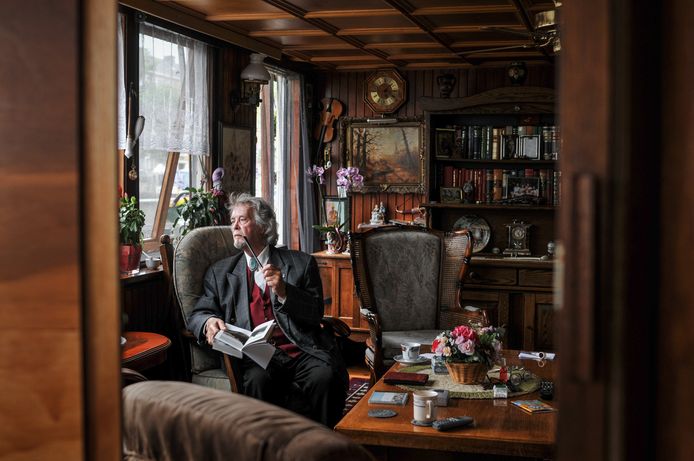 Koos de Jong in zijn woonboot aan de Veenendaalkade