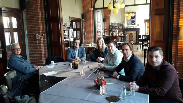 De boerderijentoer van de VVD begon en eindigde in Bovendonk in Hoeven. Links Geert Huijpen voorzitter van de Halderbergse VVD-fractie, tweede van rechts Bas in 't Woud, vice-fractievoorzitter VVD Tweede Kamer. Wethouder ruimtelijke ordening Hans Wierikx (WOS, tweede van links) was er ook bij.