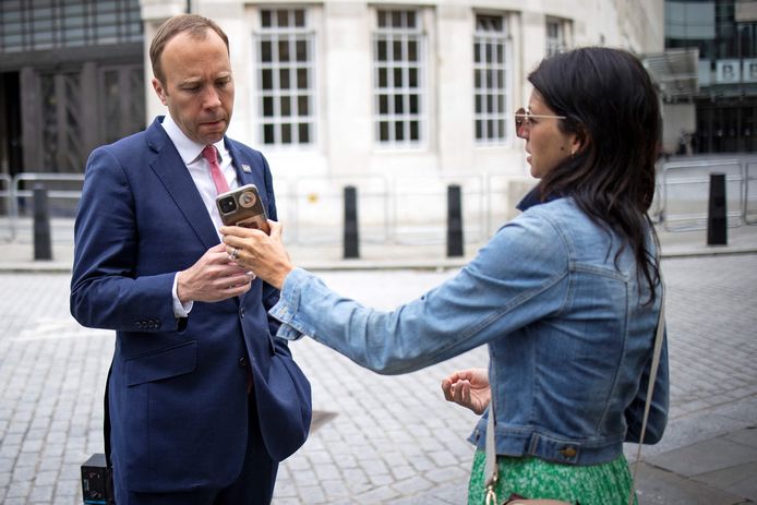 De Britse minister van Volksgezondheid Matt Hancock met zijn medewerkster Gina Coladangelo, met wie hij een affaire had.