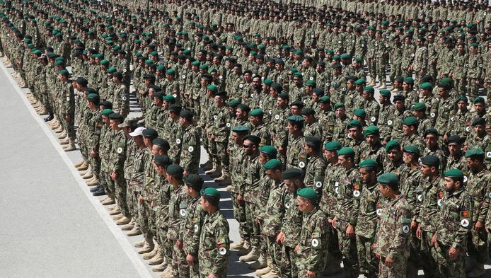 Het rapport stelt dat de uniformen van het Afghaanse leger - betaald door het Pentagon - ineffectieve camouflage bleken voor het terrein en veel te duur waren.