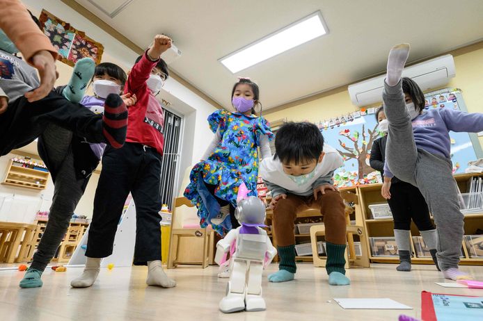 Kinderen spelen met de 'Alpha Mini'-robot in een kleuterklas in Seoul.