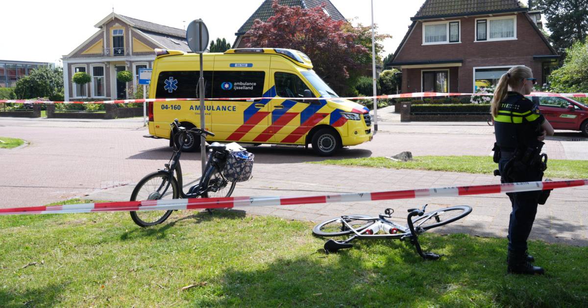 Vrouw op e-bike zwaar ten val na botsing met wielrenner in Steenwijk.
