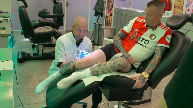 Deze Feyenoordfans tatoeëren nu al overwinning op hun lichaam: ‘Ze krijgen het écht wel voor elkaar’