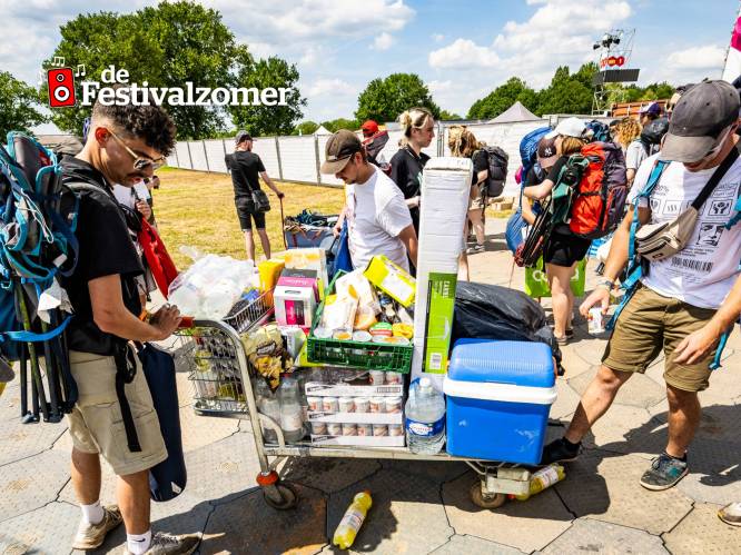 Van pintjes in blik tot instant noedels: welk eten en drinken neem je best mee op de festivalcamping?