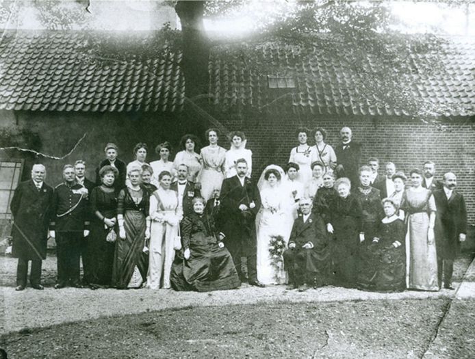 Foto van de bruiloft van burgemeester Godert Willem Maas Geesteranus.
