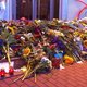 Bloemen en kaarsjes bij ambassade Kiev