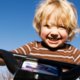 Jongetje krijgt 3D-geprinte hand en kan weer fietsen