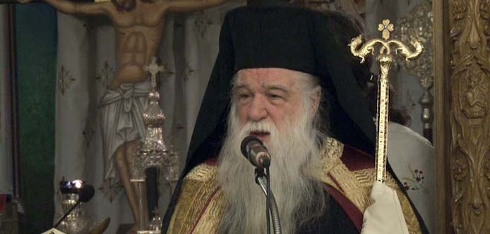 De controversiële Grieks-Orthodoxe bisschop Ambrosios van Kalavryta .
