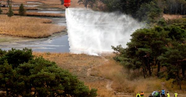 Met Chinook natuurbrand te lijf tijdens grote brandweeroefening in Esbeek