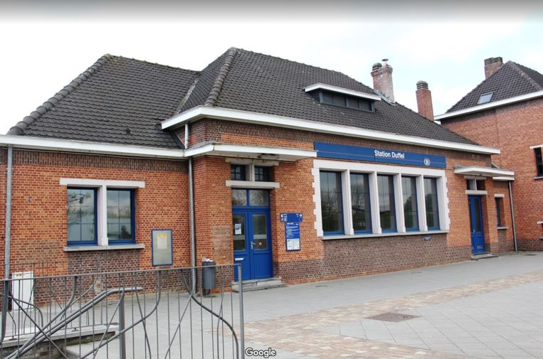 Het leegstaand stationsgebouw van Duffel, een van de NMBS-stations die dit jaar te koop stonden. Beeld Google maps