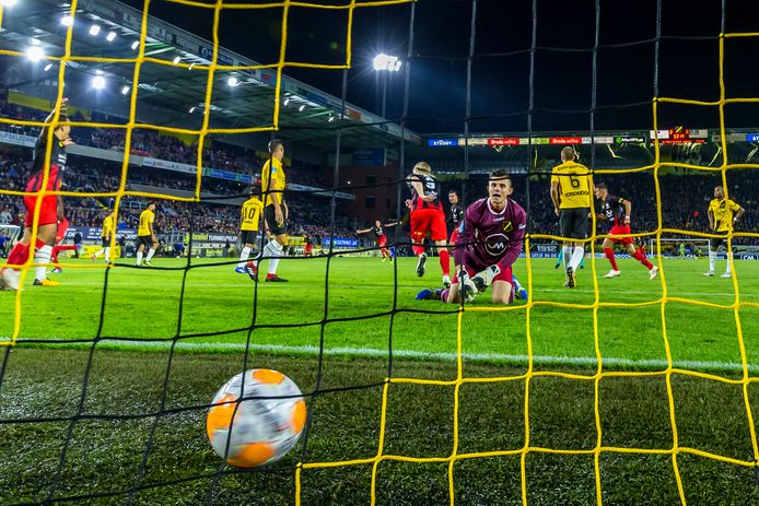 Jeffry Fortes scoort de 0-2.