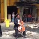 Na bomaanslag  begon deze man in het midden van de straat cello te spelen