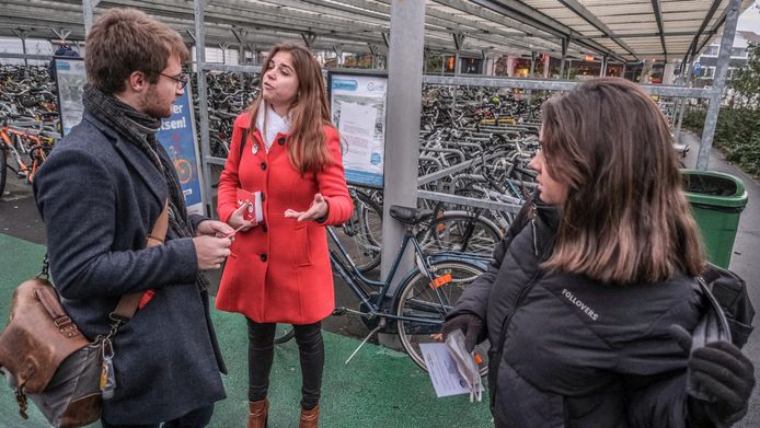 Federaal parlementair Vicky Reynaert geeft passanten uitleg, tijdens de actie op het Stationsplein in Kortrijk