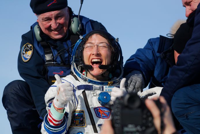 NASA astronaut Christina Koch verlaat de Russische Soyuz MS-13 ruimtecapsule na een landing in een afgelegen gebied van Kazachstan. (06/02/2020)