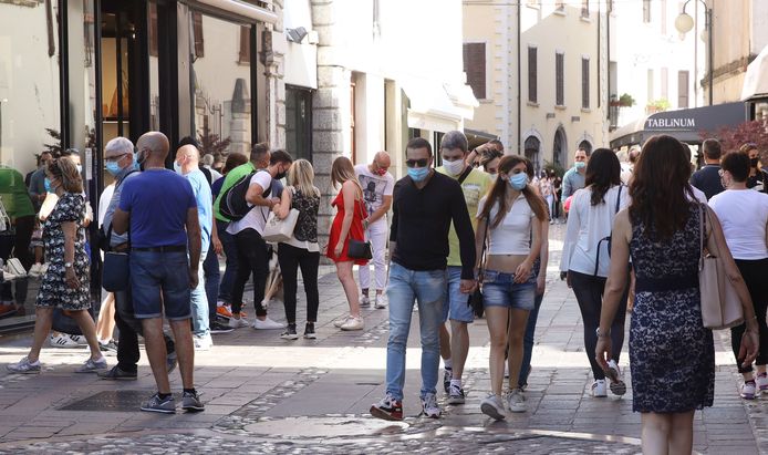 Inwoners die weer volop naar buiten gaan in Desenzano, Italië, op 25 mei 2020.