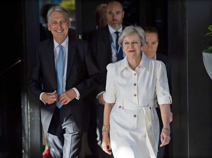 De Britse premier Theresa May en minister van Financiën Philip Hammond vanmorgen bij aankomst in Birmingham.