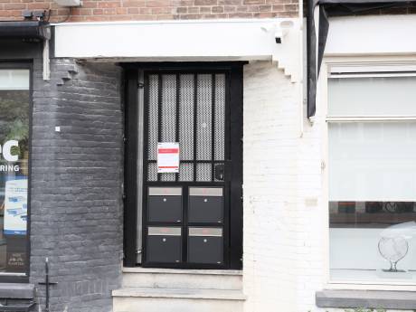 Beveiligde deur geplaatst bij portiekwoning na reeks explosiepogingen