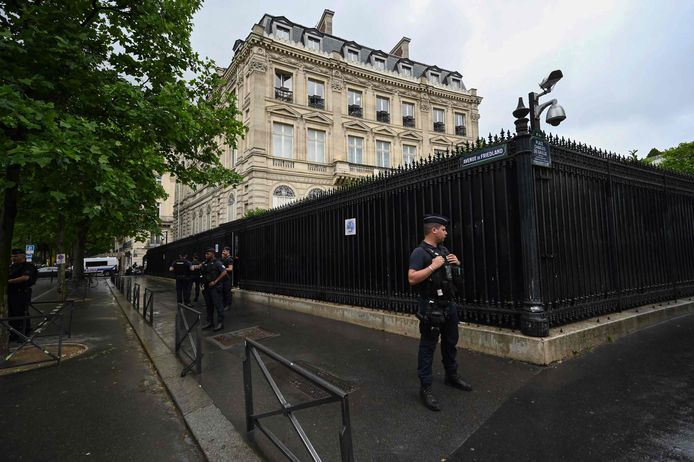 Parijse politieagenten bewaken de ambassade van Qatar na het incident.