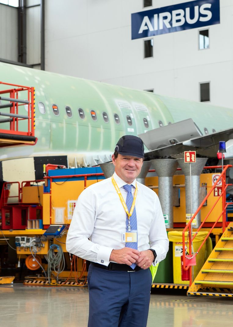KLM-topman Pieter Elbers in de vliegtuigfabriek van Airbus in Hamburg Beeld Airbus