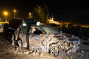 Een door de modder meegesleurde auto op het Italiaanse eiland Ischia is total loss.