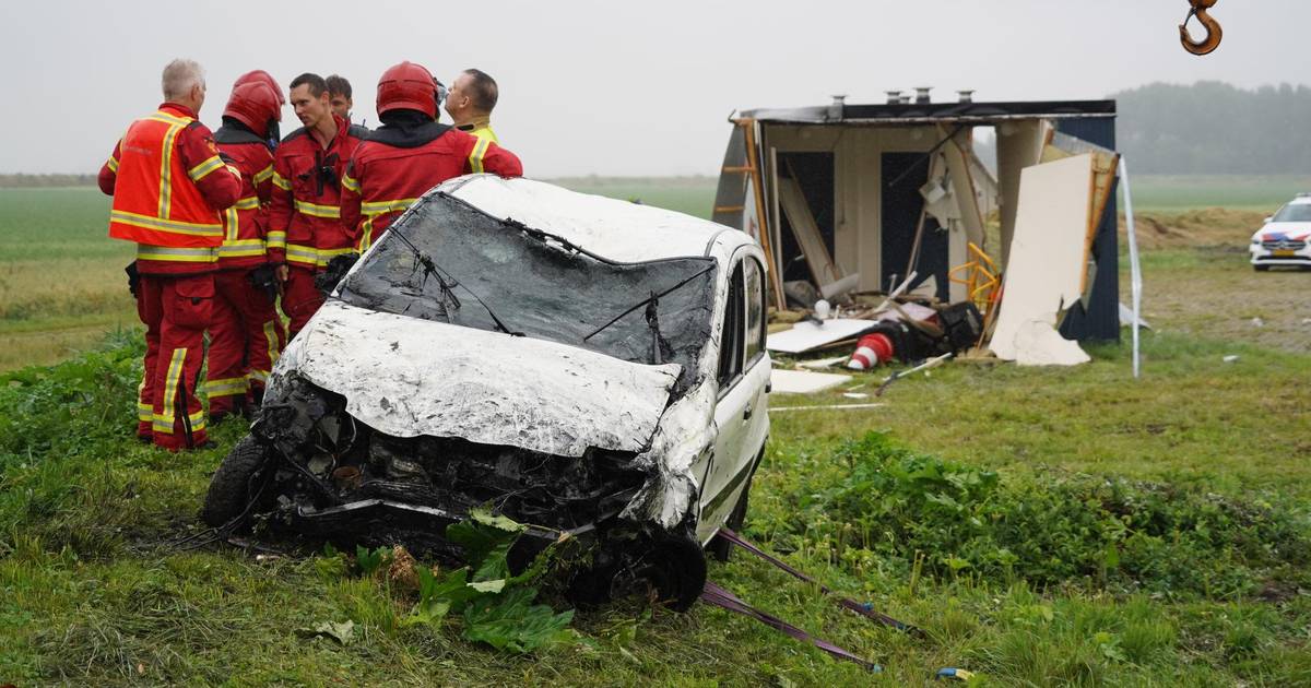 Auto rijdt door Marechaussee-controlepost langs A7 bij Nieuw Beerta