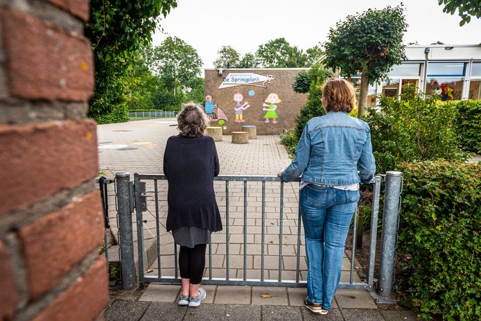 Hazerswoudenaren van het buurtpreventieteam bij een school. Ze wilden niet herkenbaar in beeld.