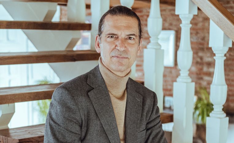 Professor Lieven Annemans hoopt dat een aantal steden en gemeenten hun algemene mondmaskerplicht herzien. Beeld Wouter Van Dooren
