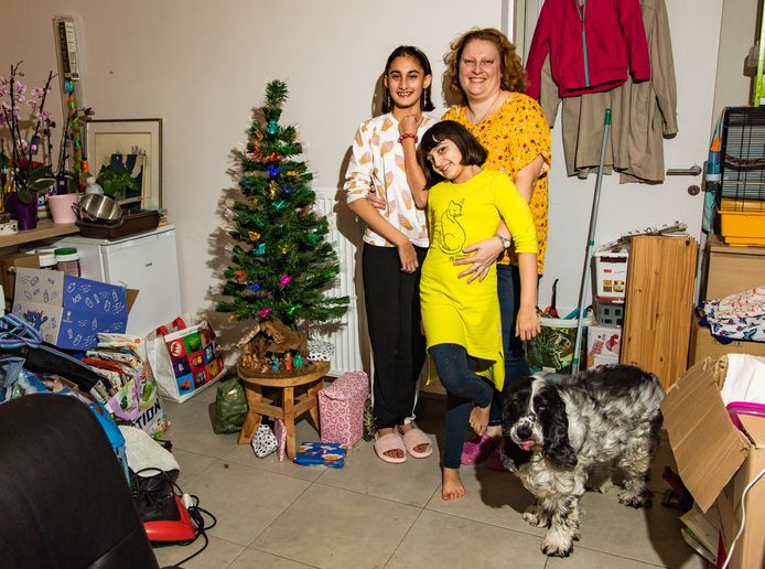 Esther (40) met haar dochters Lydia (9) en Daniëlle (11). Al twee keer werd het huis waar ze in woonden onbewoonbaar verklaard.