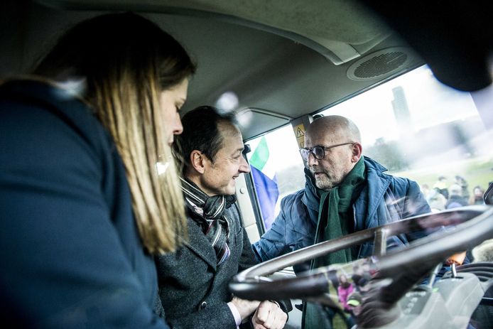 Staatssecretaris Wiebes in gesprek met een Groningse actievoerder.