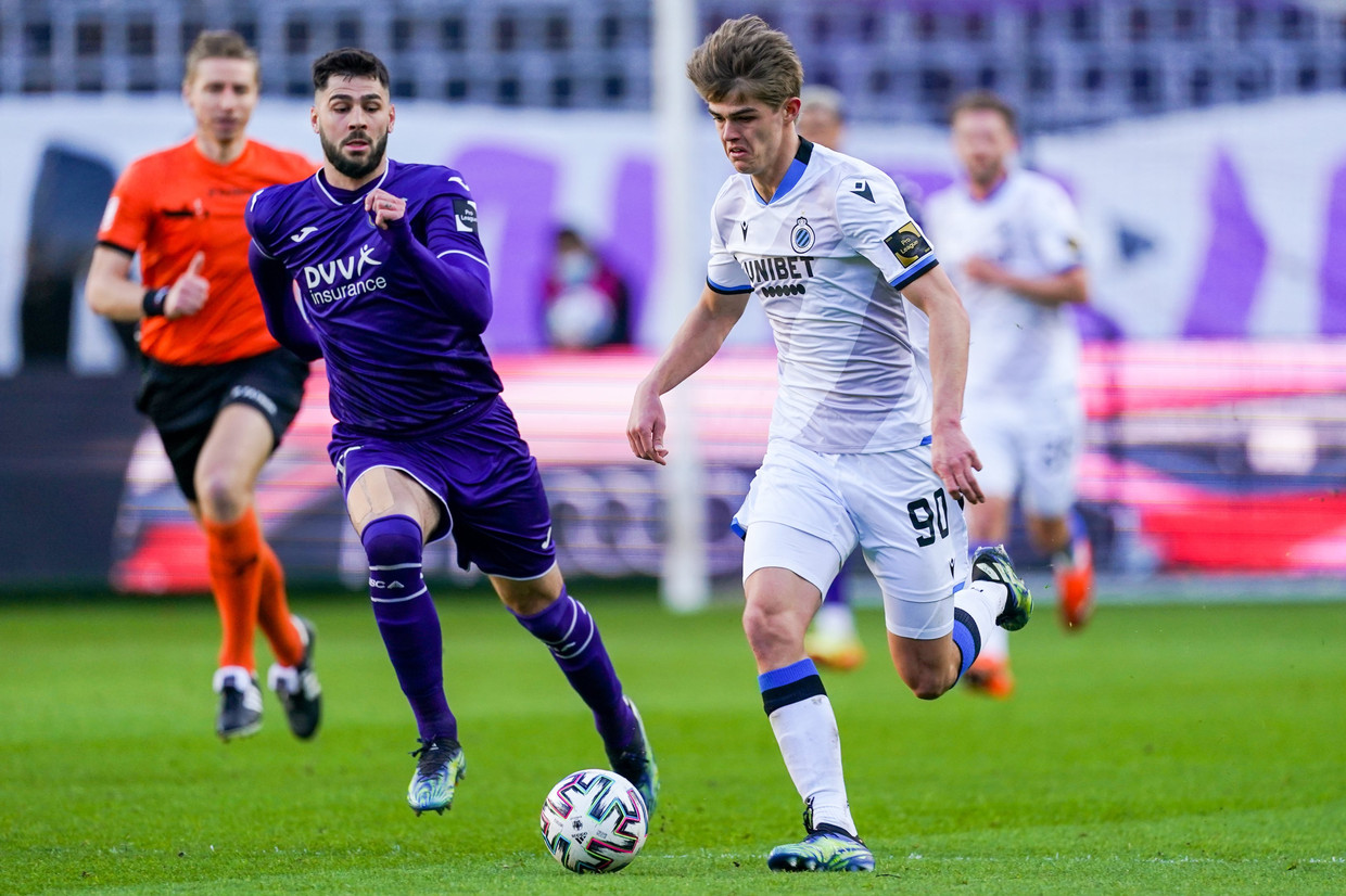 Club Brugge-middenvelder Charles De Ketelaere loopt voorbij Elias Cobbaut van Anderlecht. Beeld Photo News