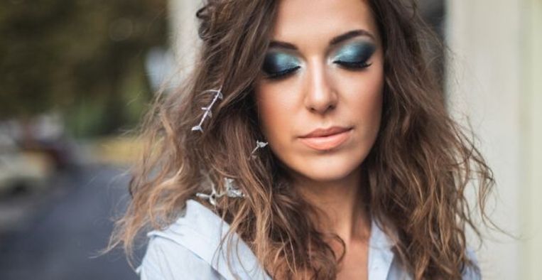 Retoucheren Kan worden genegeerd Aanpassingsvermogen Blauwe make-up maakt een comeback, maar hoe draag je 't zonder dat het  ordinair oogt? | Libelle