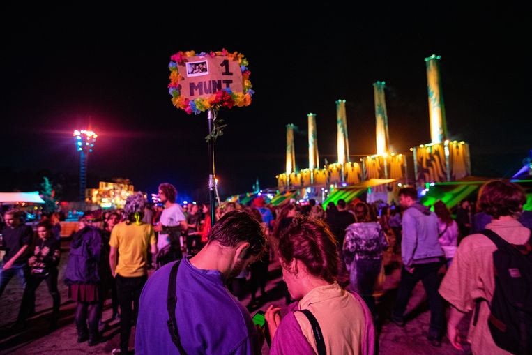 Lowlandsbezoekers op het festivalterrein tijdens de tweede dag van de 27ste editie van muziekfestival A Campingflight to Lowlands Paradise in 2019.  Beeld ANP Kippa