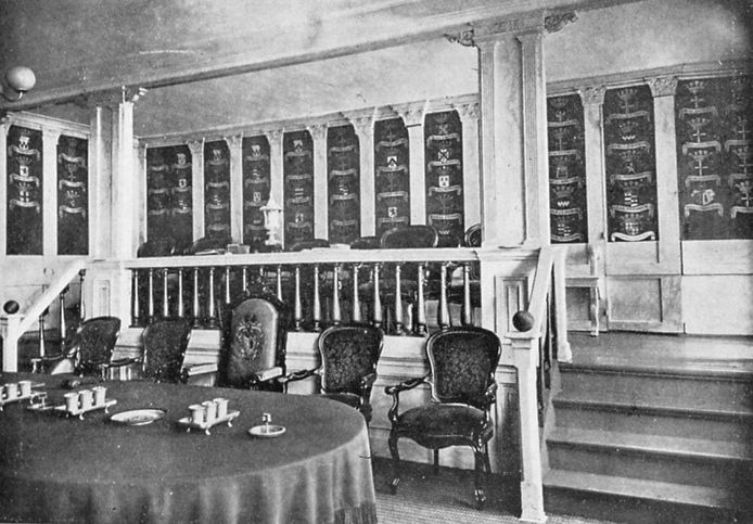 De gerechtszaal in het Ambtshuis te Elst. de vierschaar zat op een verhoging aan de wand de afbeeldingen van de Wapens van de Ambtmannen. Deze borden zijn bewaard gebleven en hangen nu in het gemeentehuis. Het Ambtshuis is in de Tweede Wereldoorlog verwoest.